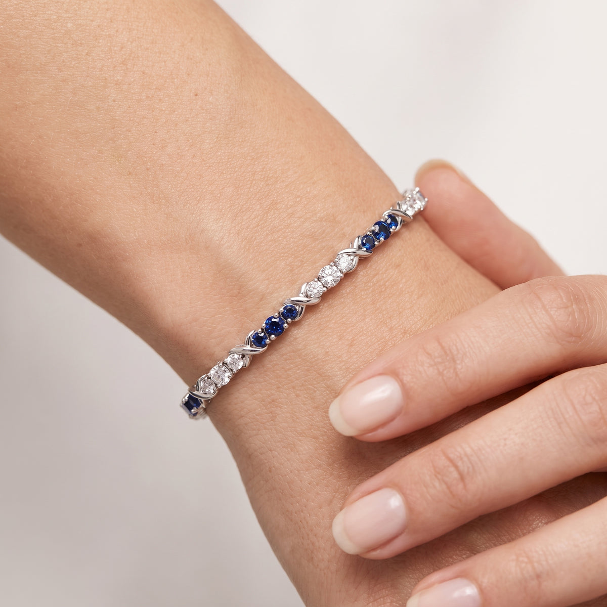 _lifestyle_image@SKU:B997G-BSDR0200000DW #metal_silver+origin_lab-created