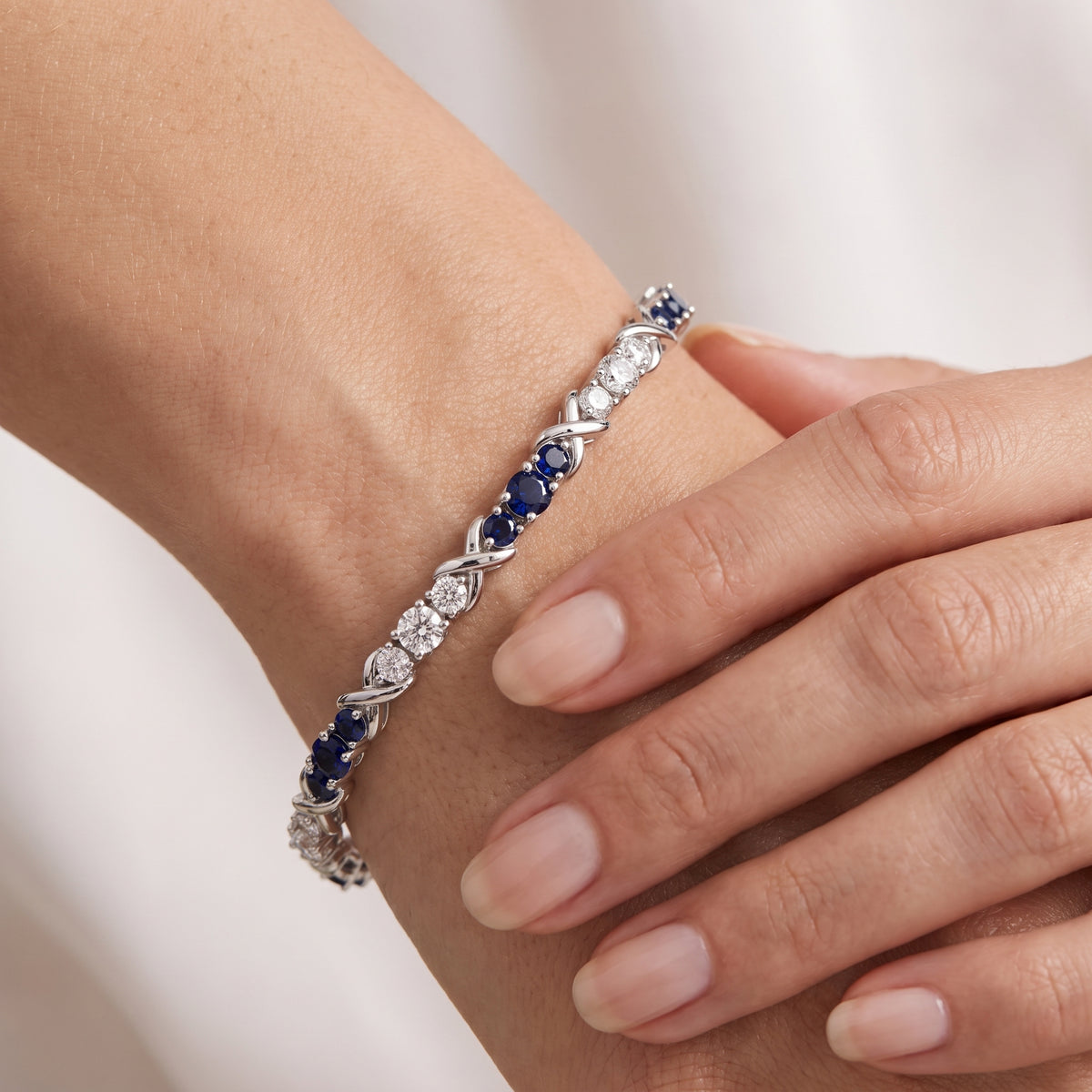 _lifestyle_image@SKU:B997G-BSDR03000004W #metal_10k-white-gold+origin_lab-created