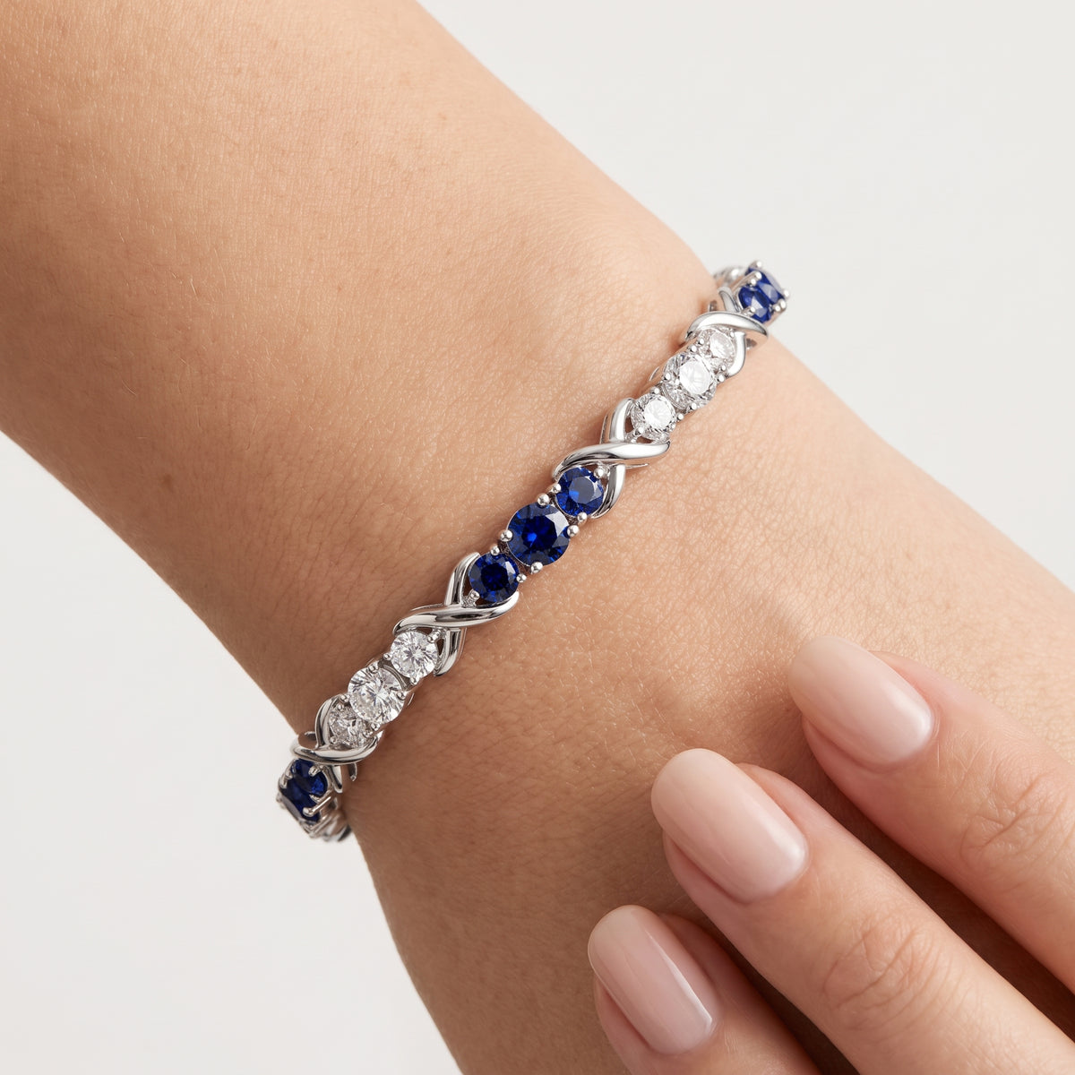 _lifestyle_image@SKU:B997G-BSDR05000004W #metal_10k-white-gold+origin_lab-created