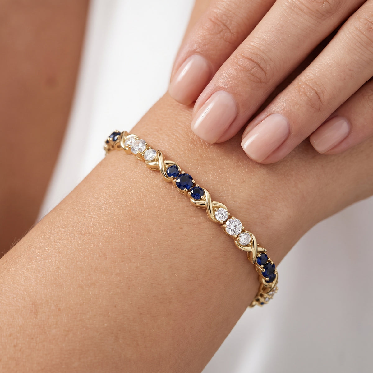 _lifestyle_image@SKU:B997G-BSDR05000004Y #metal_10k-yellow-gold+origin_lab-created