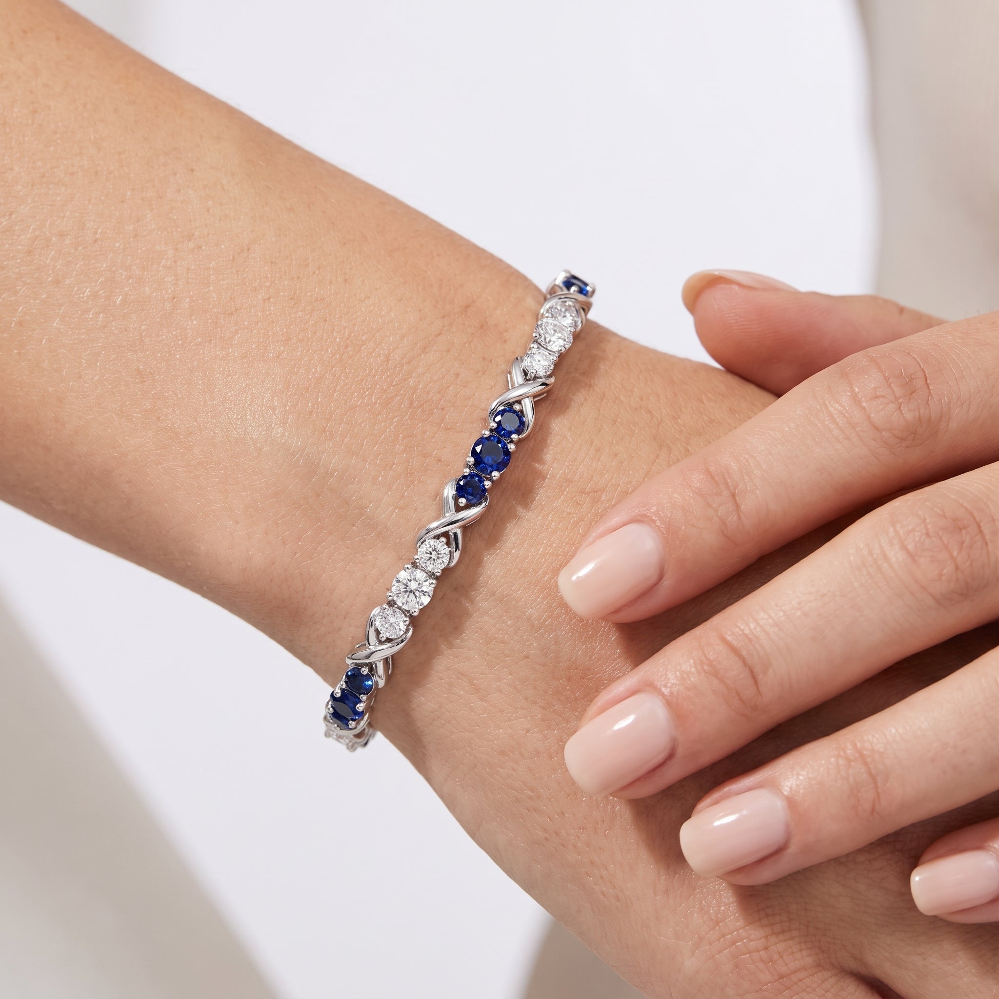 _lifestyle_image@SKU:B997G-BSDR0500000DW #metal_silver+origin_lab-created