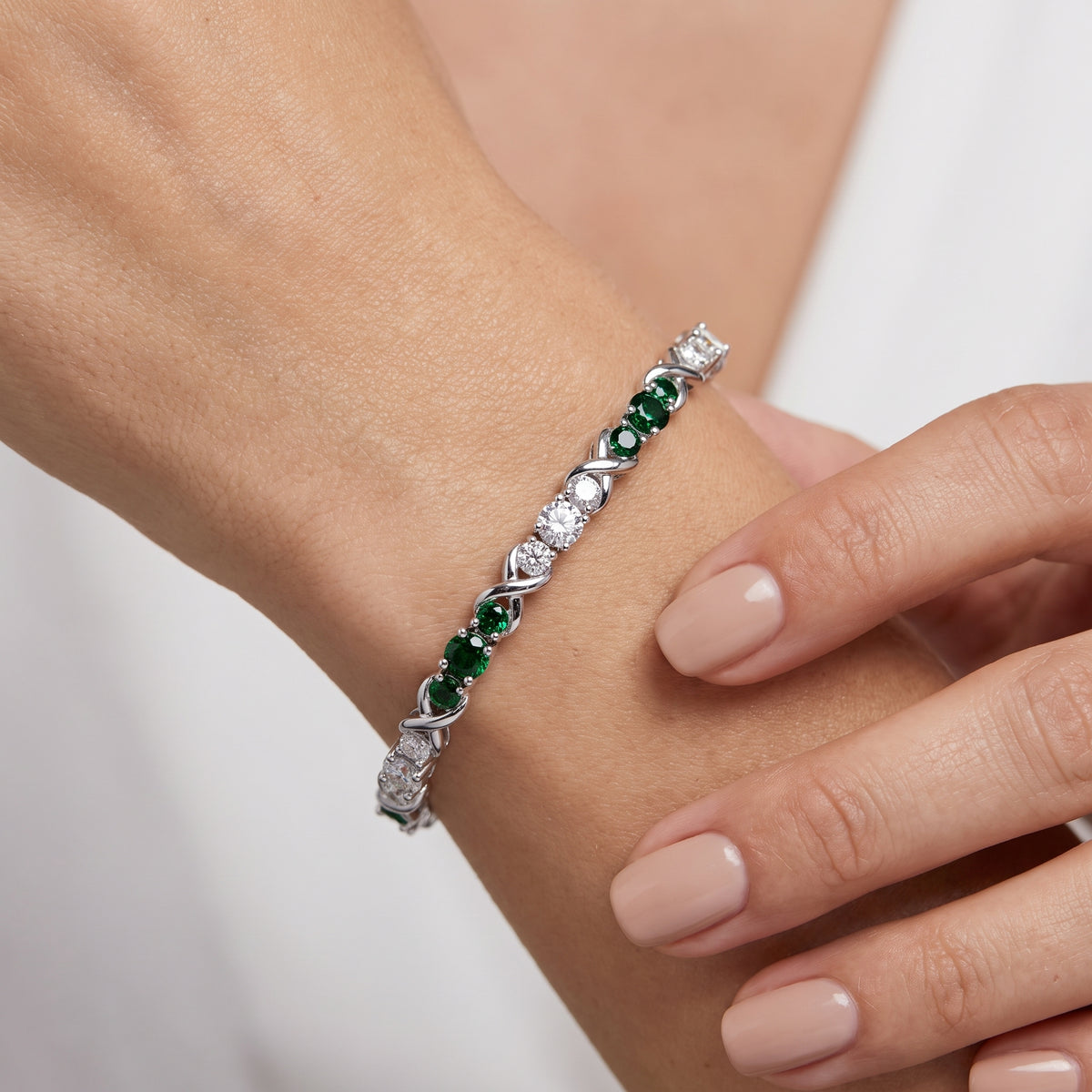 _lifestyle_image@SKU:B997G-EMDR0200000DW #metal_silver+origin_lab-created