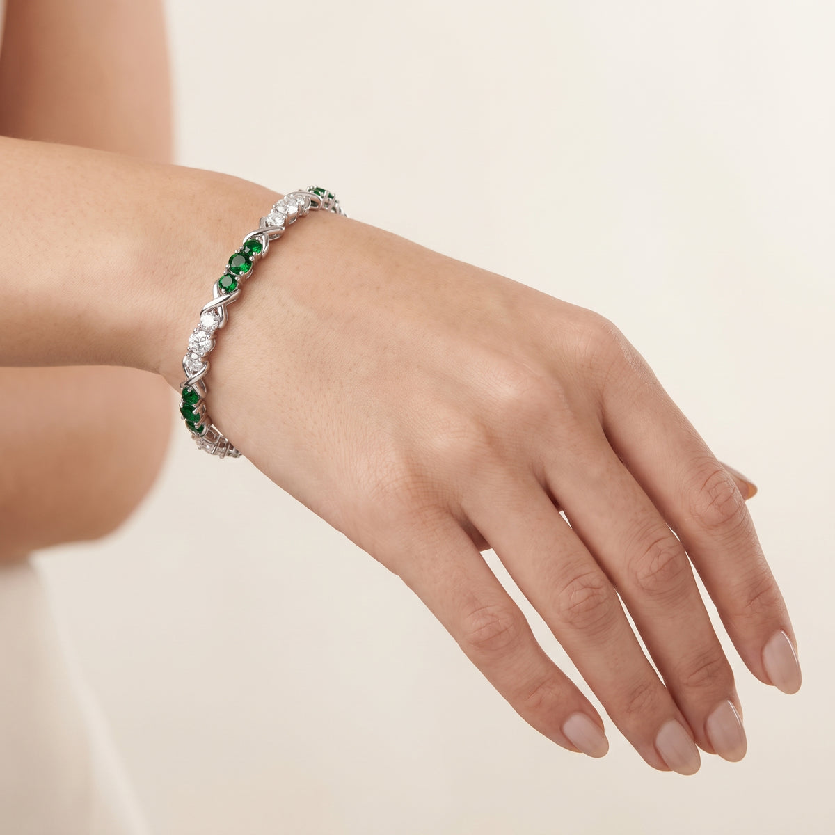 _lifestyle_image@SKU:B997G-EMDR0500000DW #metal_silver+origin_lab-created