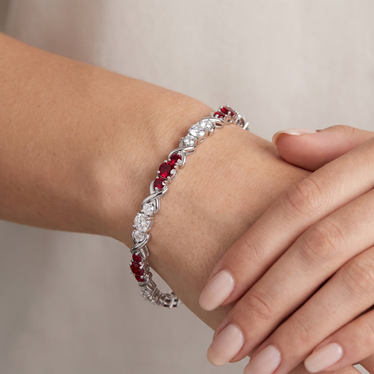 _lifestyle_image@SKU:B997G-RBDR0500000DW #metal_silver+origin_lab-created