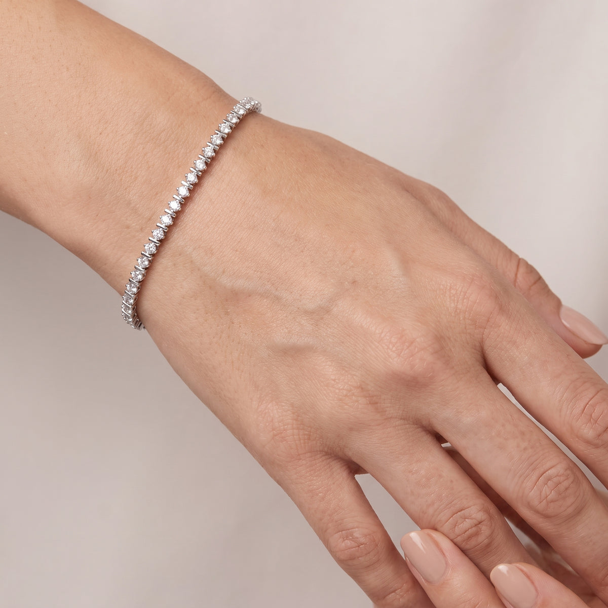 _lifestyle_image@SKU:B9980-LADR01000004W #metal_10k-white-gold+origin_lab-grown+quality_g-si