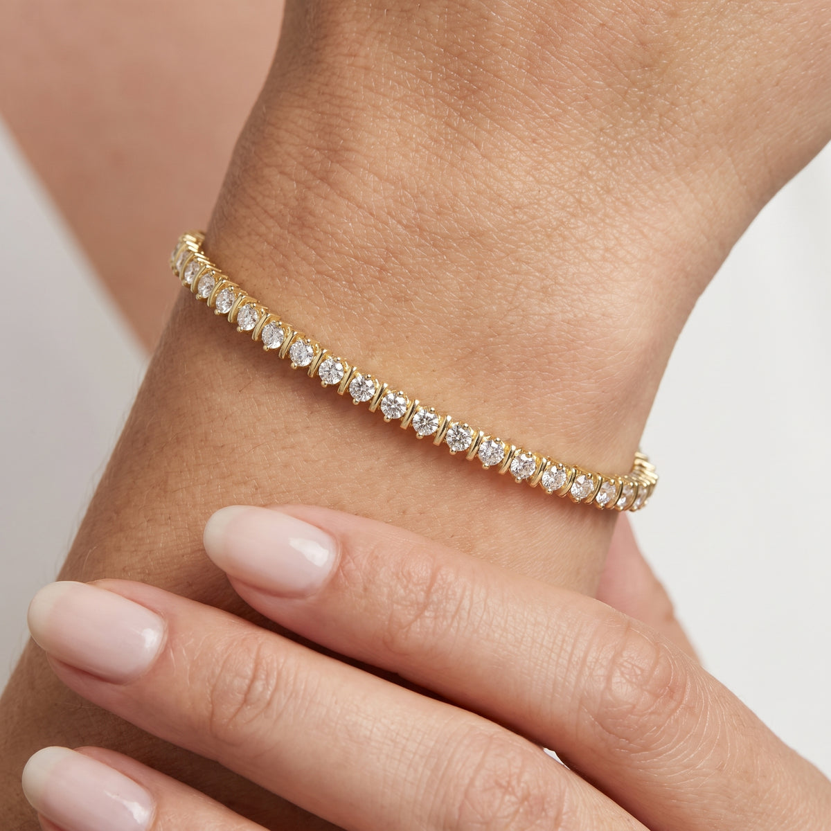 _lifestyle_image@SKU:B9980-LADR01000004Y #metal_10k-yellow-gold+origin_lab-grown+quality_g-si