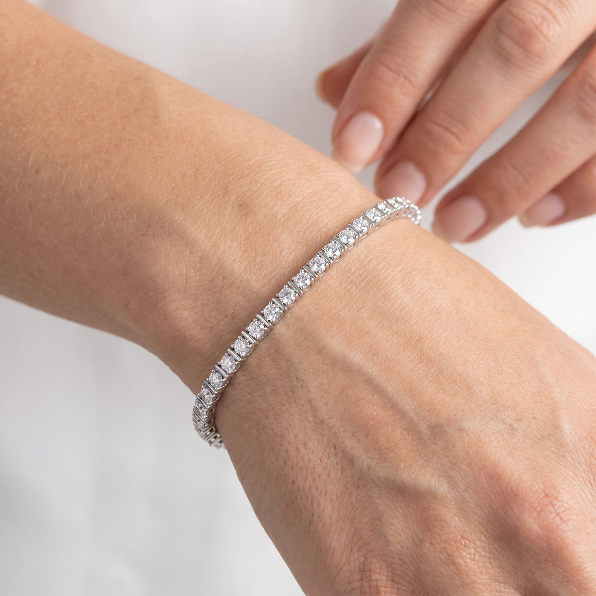 _lifestyle_image@SKU:B9980-LADR0100000DW #metal_silver+origin_lab-grown+quality_g-si