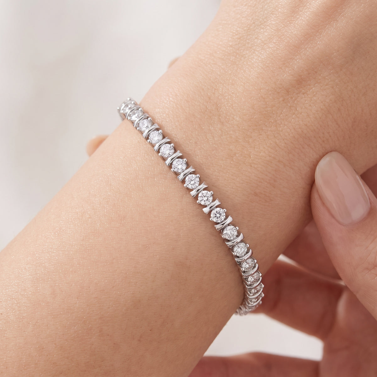 _lifestyle_image@SKU:B9980-LADR02000004W #metal_10k-white-gold+origin_lab-grown+quality_g-si