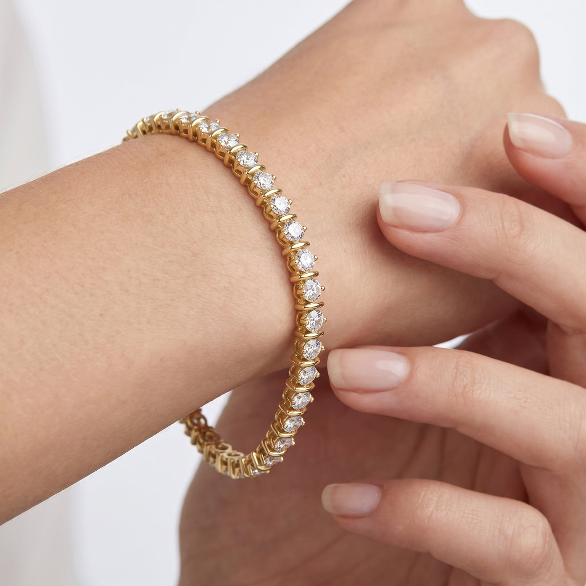 _lifestyle_image@SKU:B9980-LADR02000004Y #metal_10k-yellow-gold+origin_lab-grown+quality_g-si