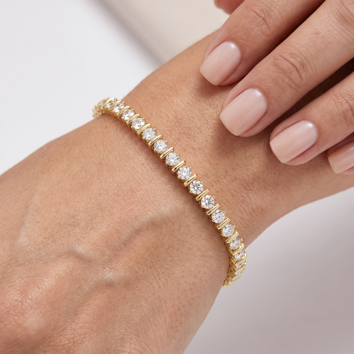 _lifestyle_image@SKU:B9980-LADR03000004Y #metal_10k-yellow-gold+origin_lab-grown+quality_g-si