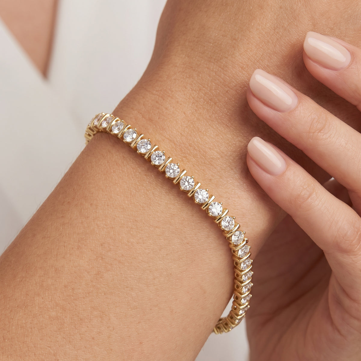 _lifestyle_image@SKU:B9980-LADR04000004Y #metal_10k-yellow-gold+origin_lab-grown+quality_g-si