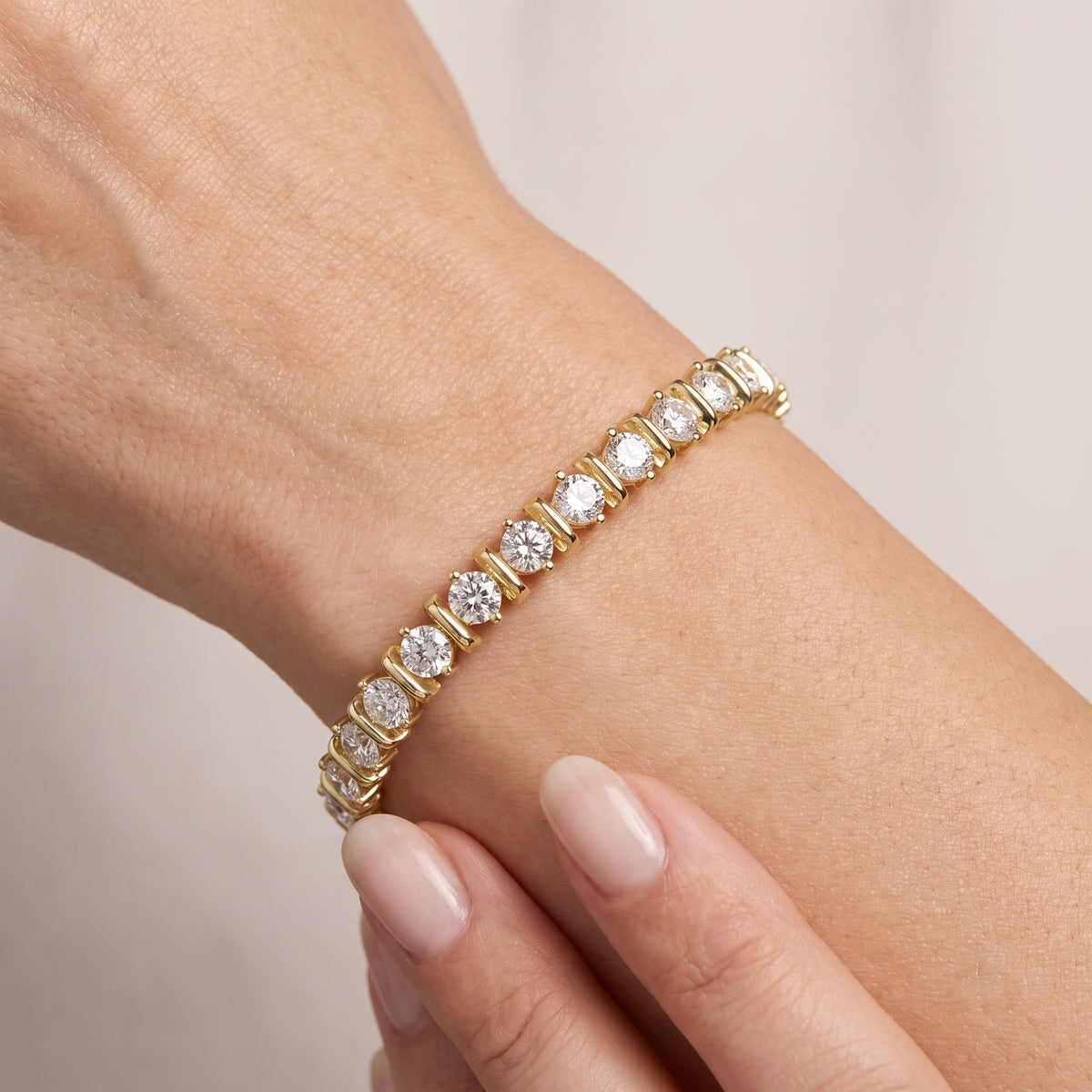 _lifestyle_image@SKU:B9980-LADR05000004Y #metal_10k-yellow-gold+origin_lab-grown+quality_g-si