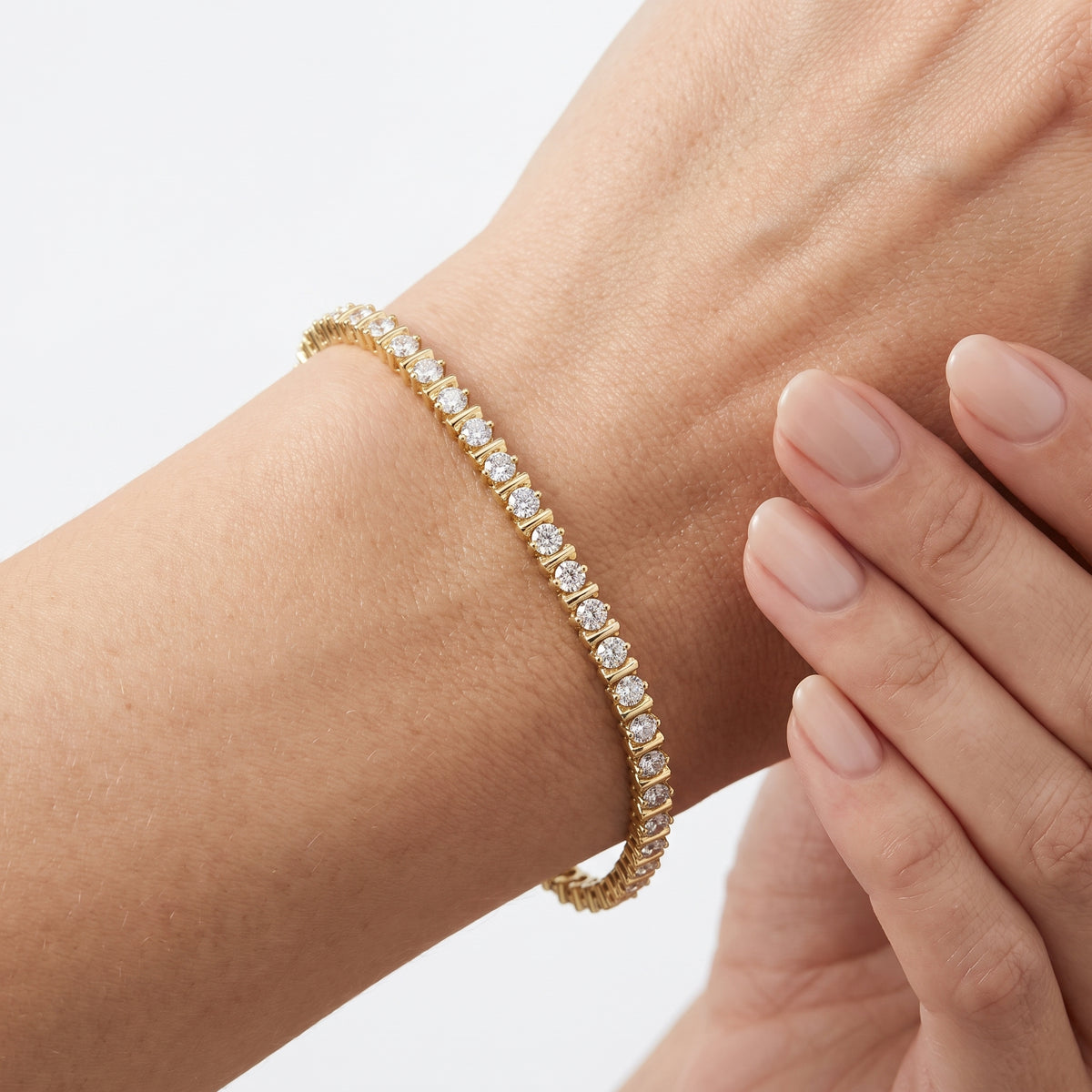 _lifestyle_image@SKU:B9980-LADR07000004Y #metal_10k-yellow-gold+origin_lab-grown+quality_g-si
