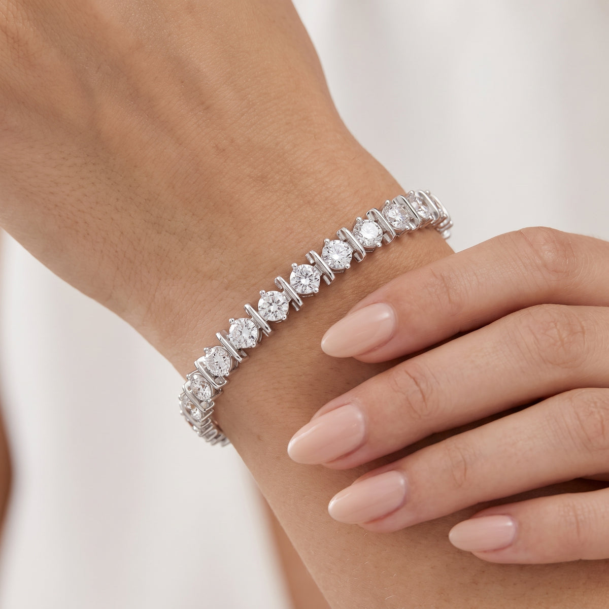 _lifestyle_image@SKU:B9980-LADR10000004W #metal_10k-white-gold+origin_lab-grown+quality_g-si