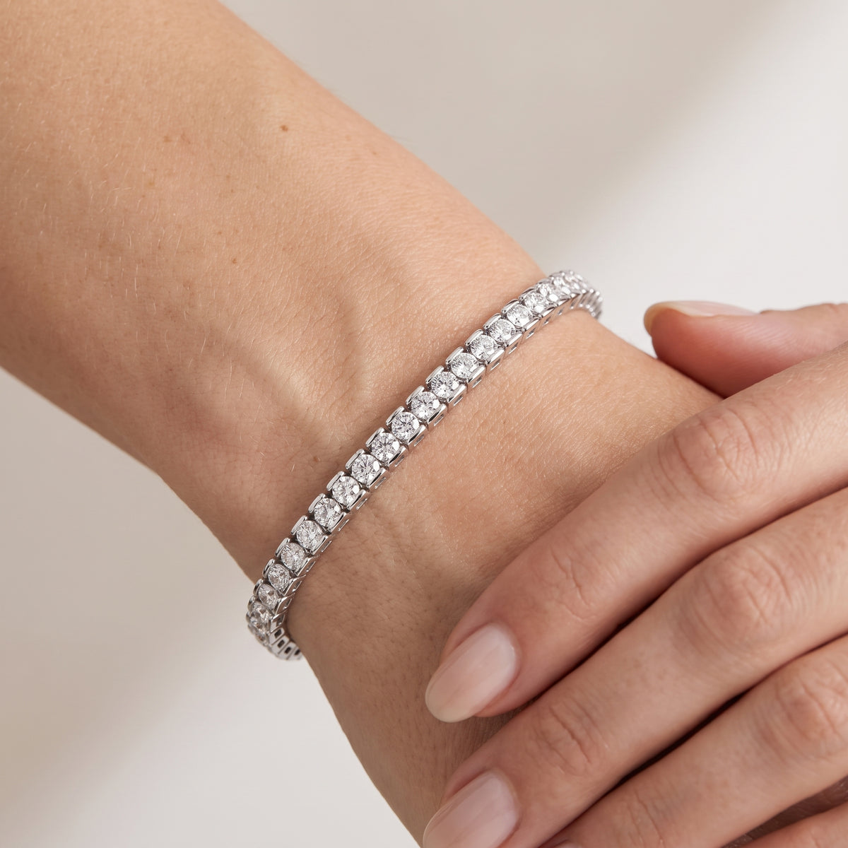 _lifestyle_image@SKU:B9981-LADR0300000DW #metal_silver+origin_lab-grown+quality_g-si