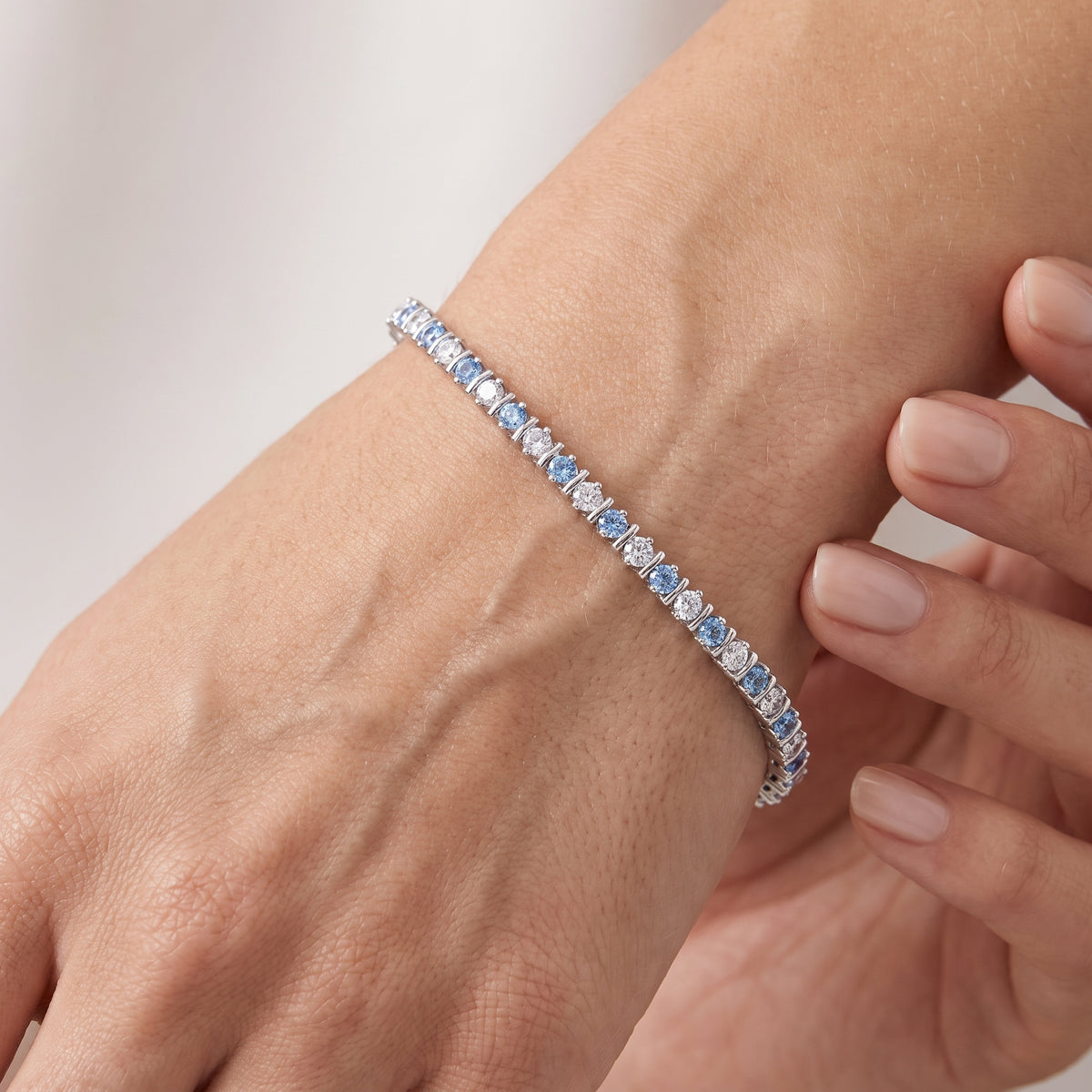 _lifestyle_image@SKU:B998G-AQDR0700000DW #metal_silver+origin_lab-created