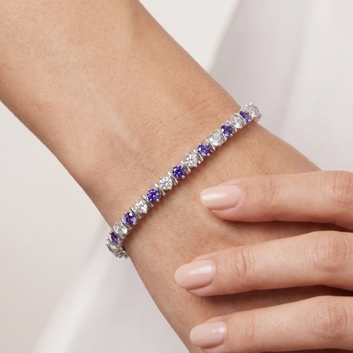 _lifestyle_image@SKU:B998G-AXDR0300000DW #metal_silver+origin_lab-created