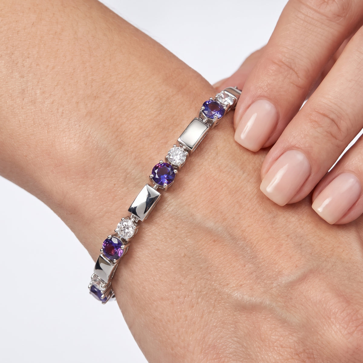 _lifestyle_image@SKU:B998G-AXDR1000000DW #metal_silver+origin_lab-created