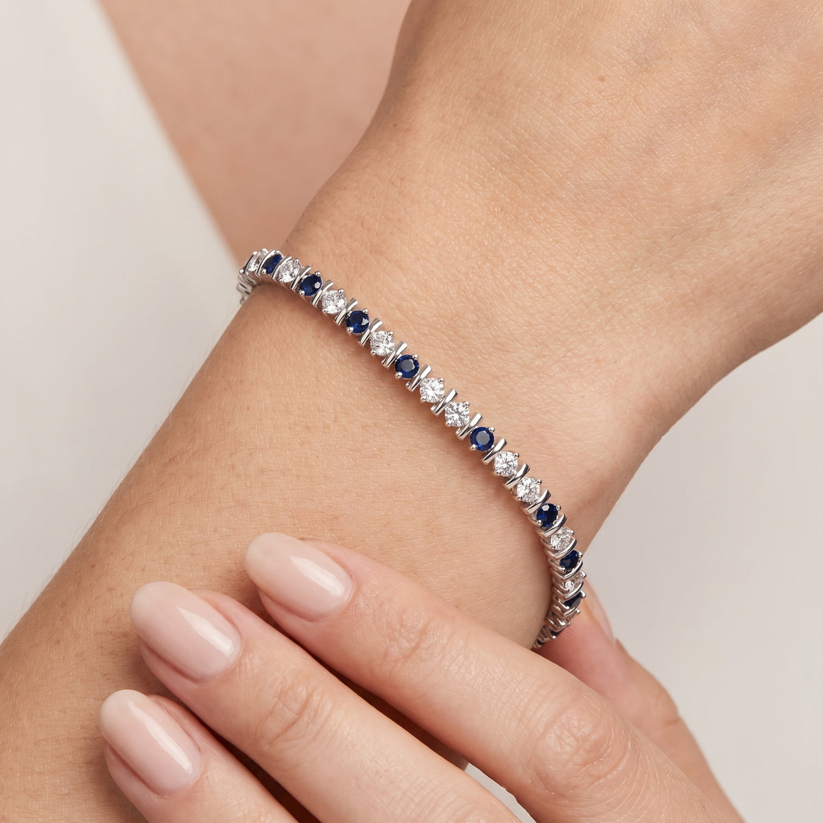 _lifestyle_image@SKU:B998G-BSDR02000004W #metal_10k-white-gold+origin_lab-created