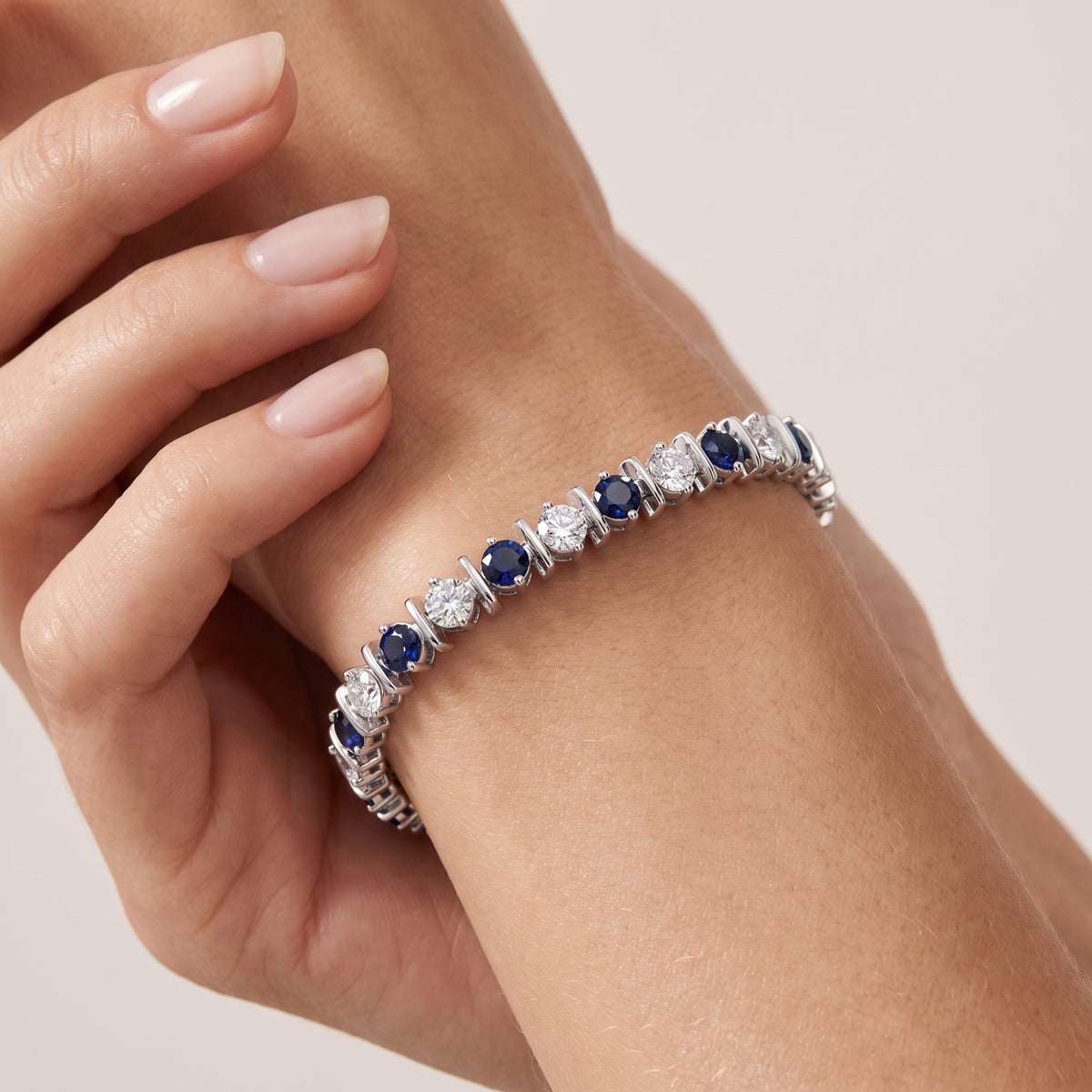 _lifestyle_image@SKU:B998G-BSDR1000000DW #metal_silver+origin_lab-created