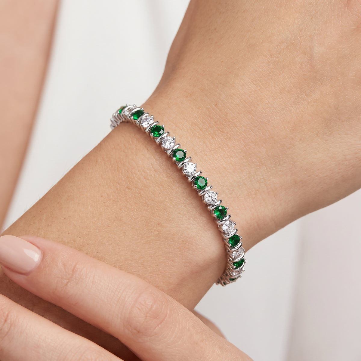_lifestyle_image@SKU:B998G-EMDR0200000DW #metal_silver+origin_lab-created