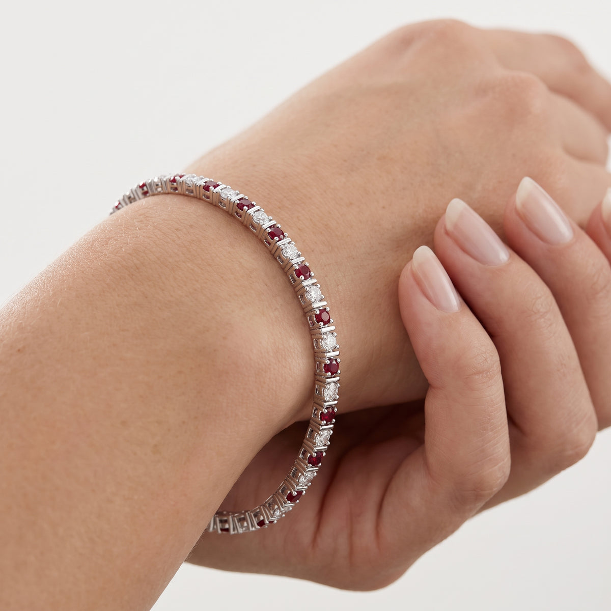 _lifestyle_image@SKU:B998G-RBDR0100000DW #metal_silver+origin_lab-created