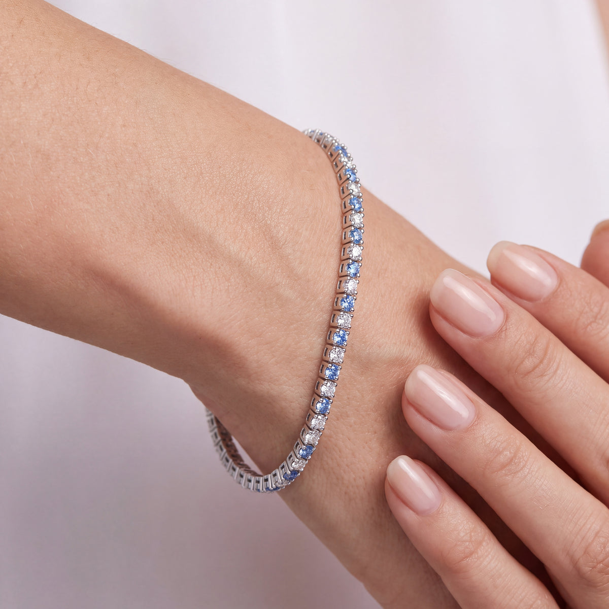_lifestyle_image@SKU:B999G-AQDR0100000DW #metal_silver+origin_lab-created