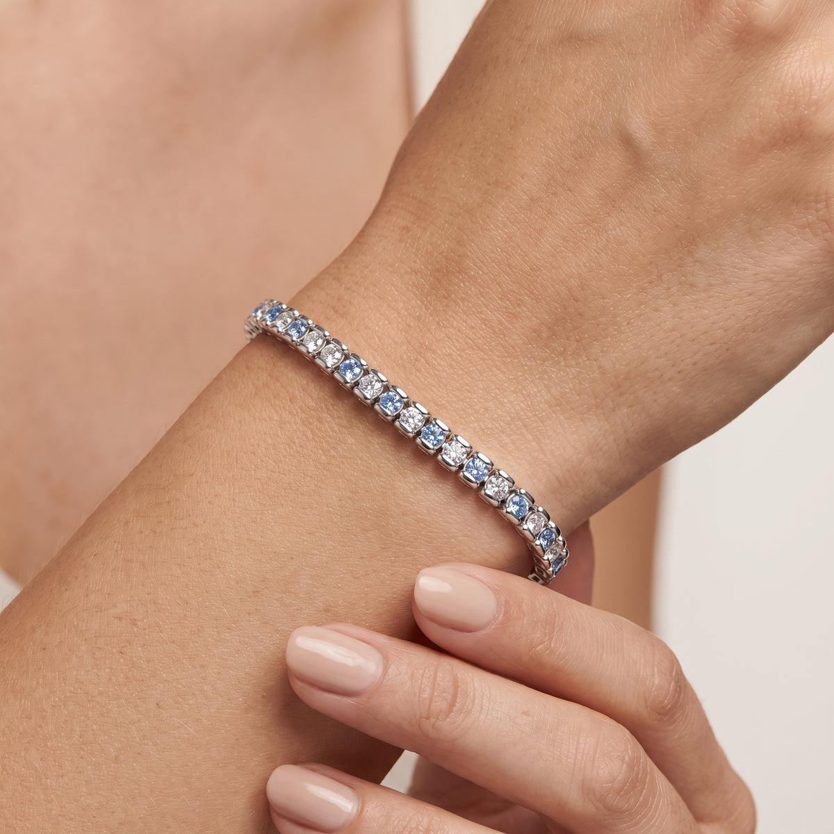 _lifestyle_image@SKU:B999G-AQDR0200000DW #metal_silver+origin_lab-created
