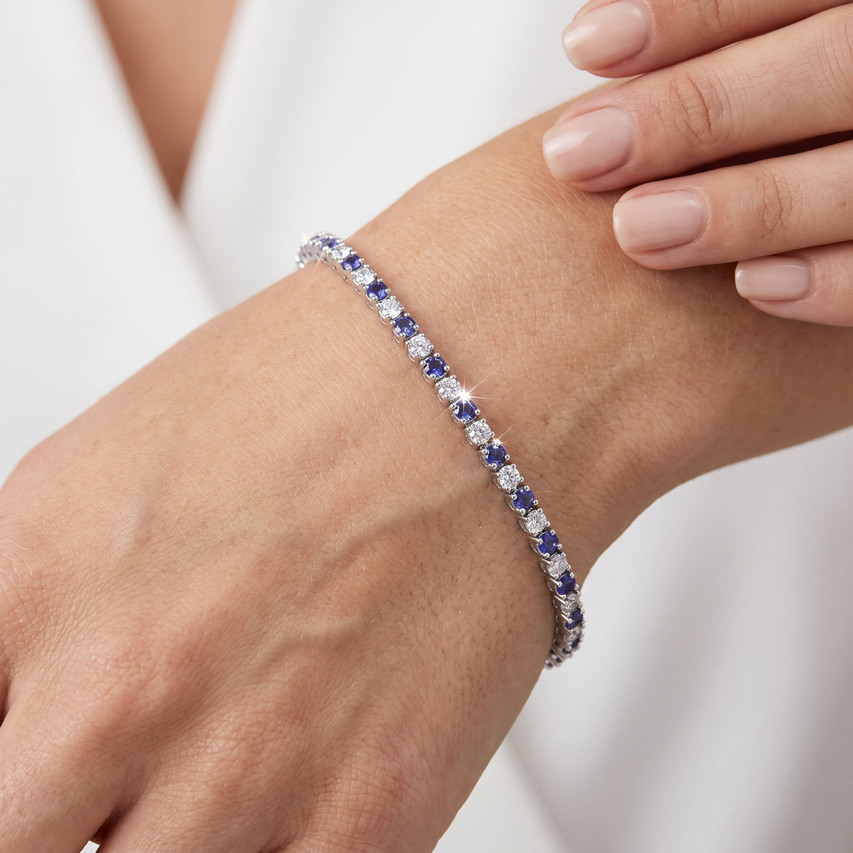 _lifestyle_image@SKU:B999G-AXDR0100000DW #metal_silver+origin_lab-created