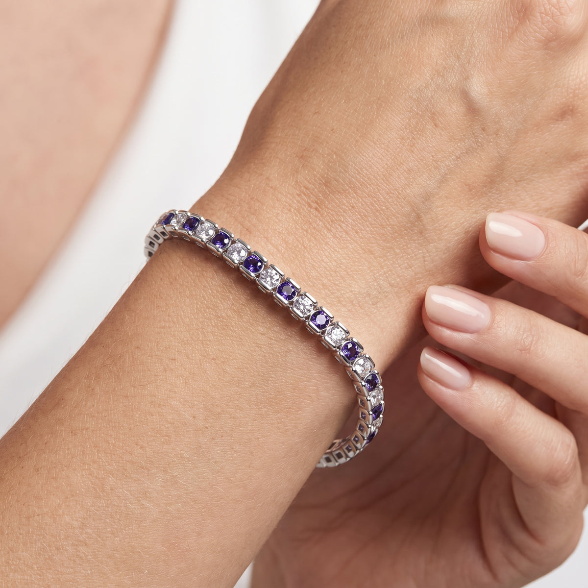 _lifestyle_image@SKU:B999G-AXDR0400000DW #metal_silver+origin_lab-created