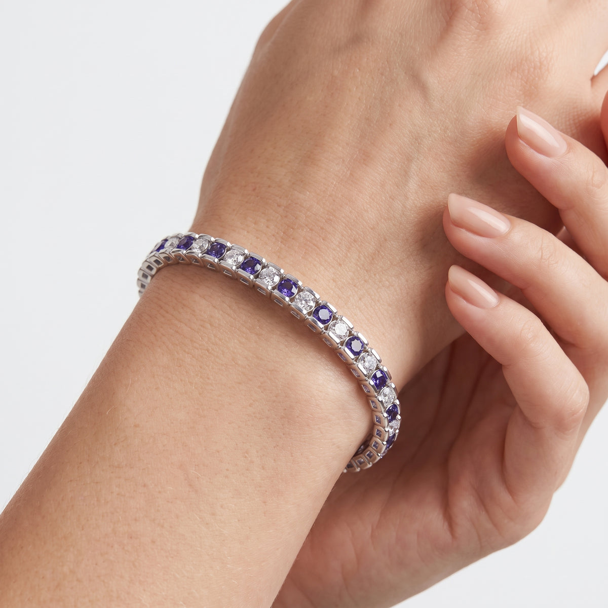 _lifestyle_image@SKU:B999G-AXDR0500000DW #metal_silver+origin_lab-created