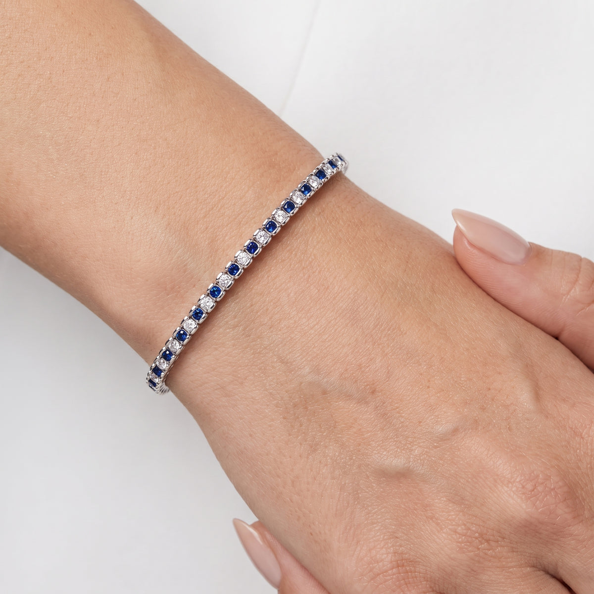 _lifestyle_image@SKU:B999G-BSDR02000004W #metal_10k-white-gold+origin_lab-created