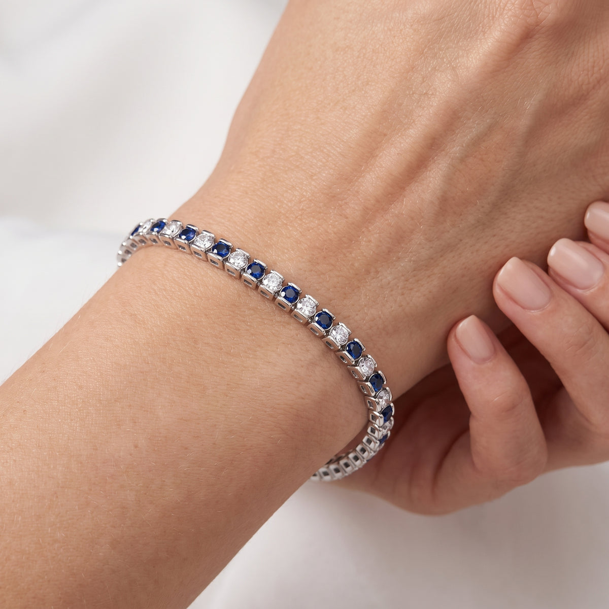 _lifestyle_image@SKU:B999G-BSDR0300000DW #metal_silver+origin_lab-created