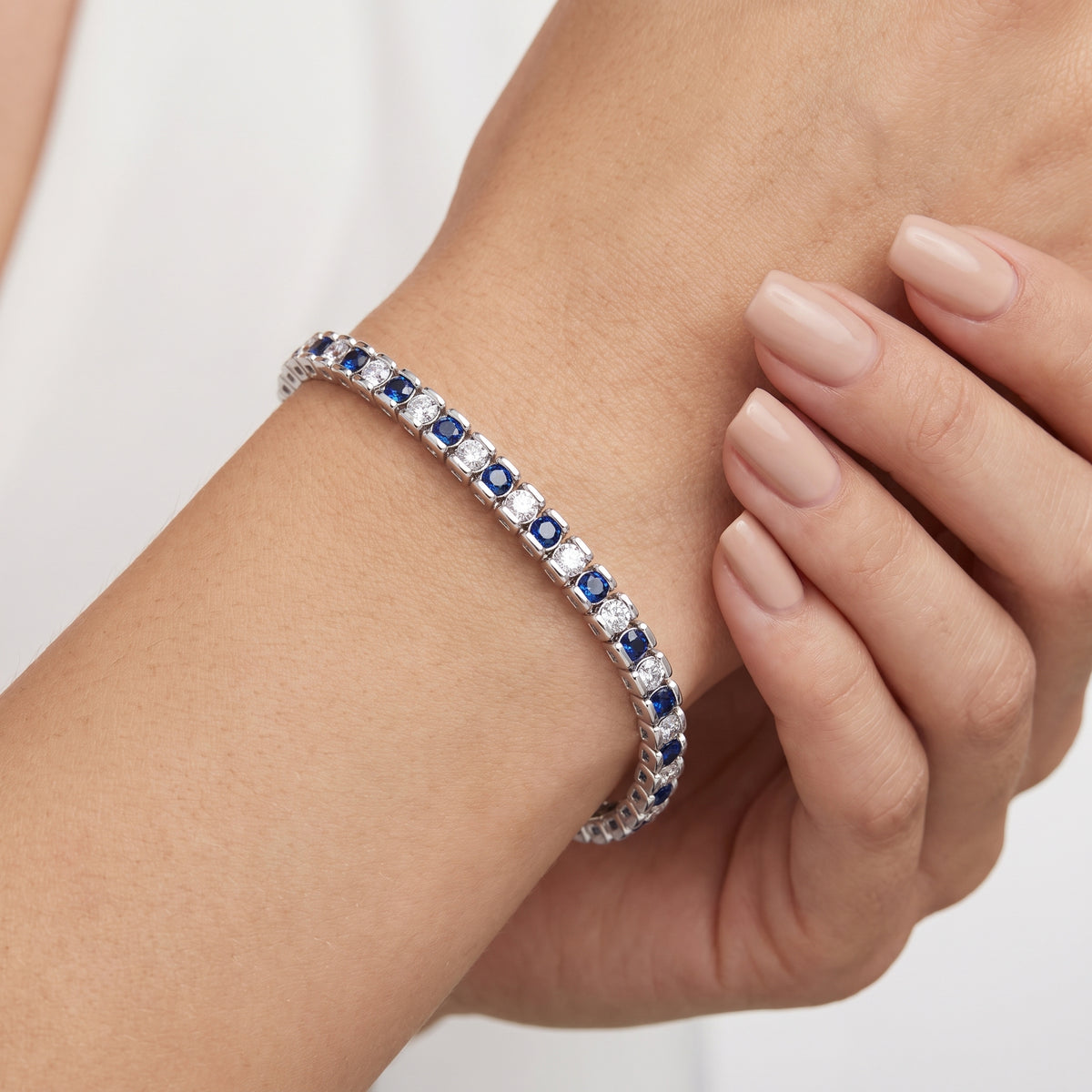 _lifestyle_image@SKU:B999G-BSDR04000004W #metal_10k-white-gold+origin_lab-created