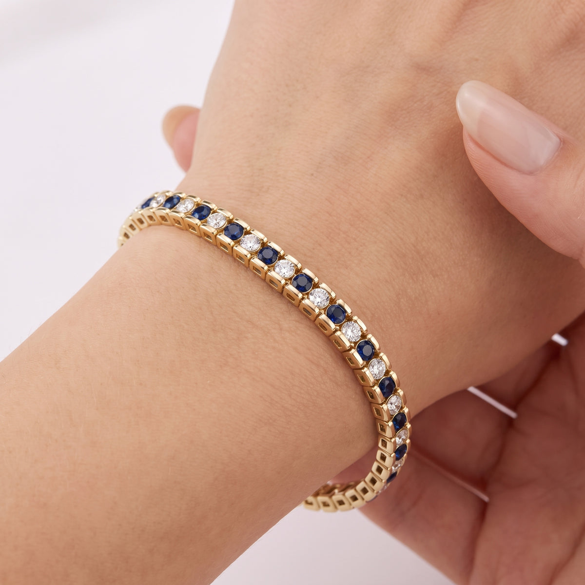 _lifestyle_image@SKU:B999G-BSDR05000004Y #metal_10k-yellow-gold+origin_lab-created