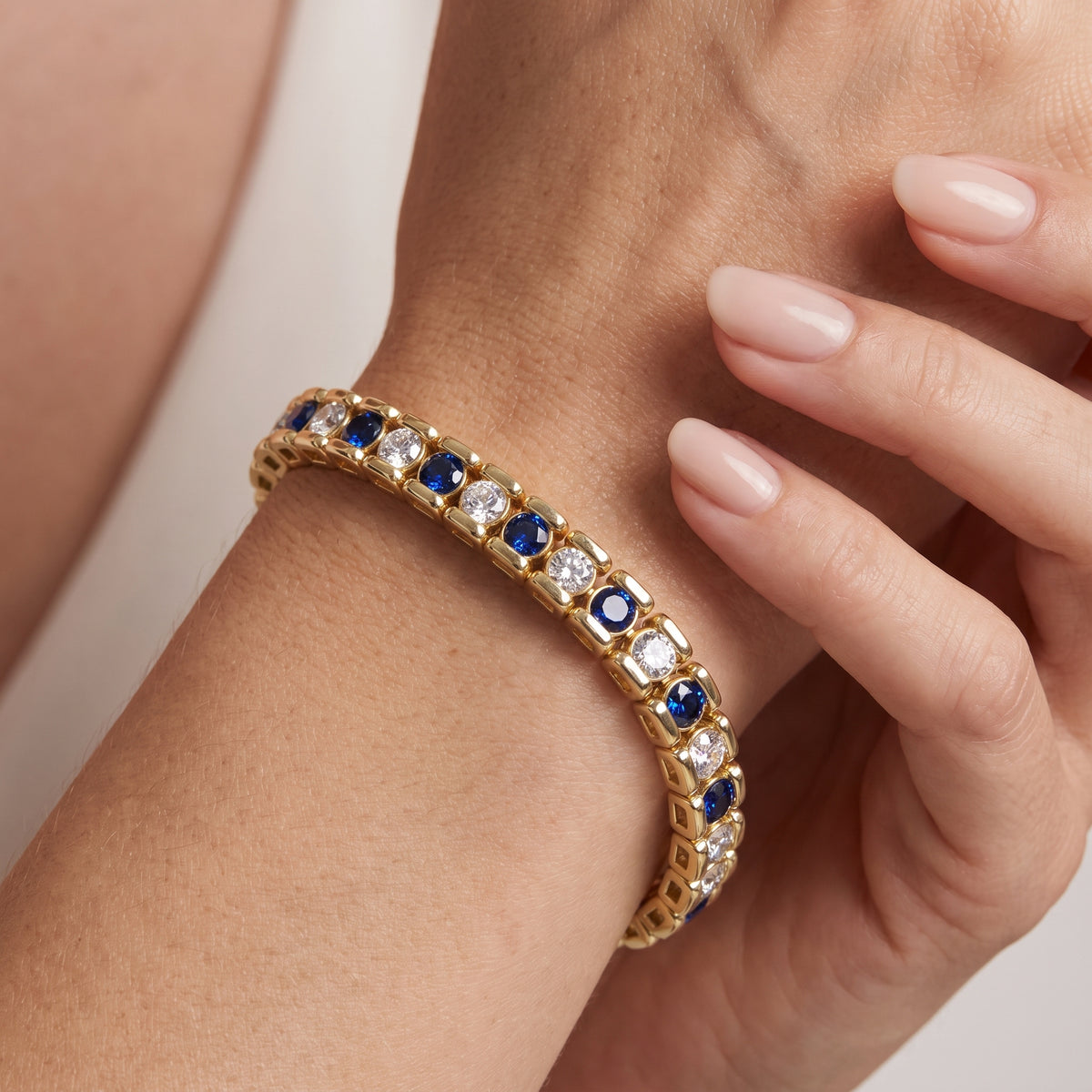_lifestyle_image@SKU:B999G-BSDR07000004Y #metal_10k-yellow-gold+origin_lab-created
