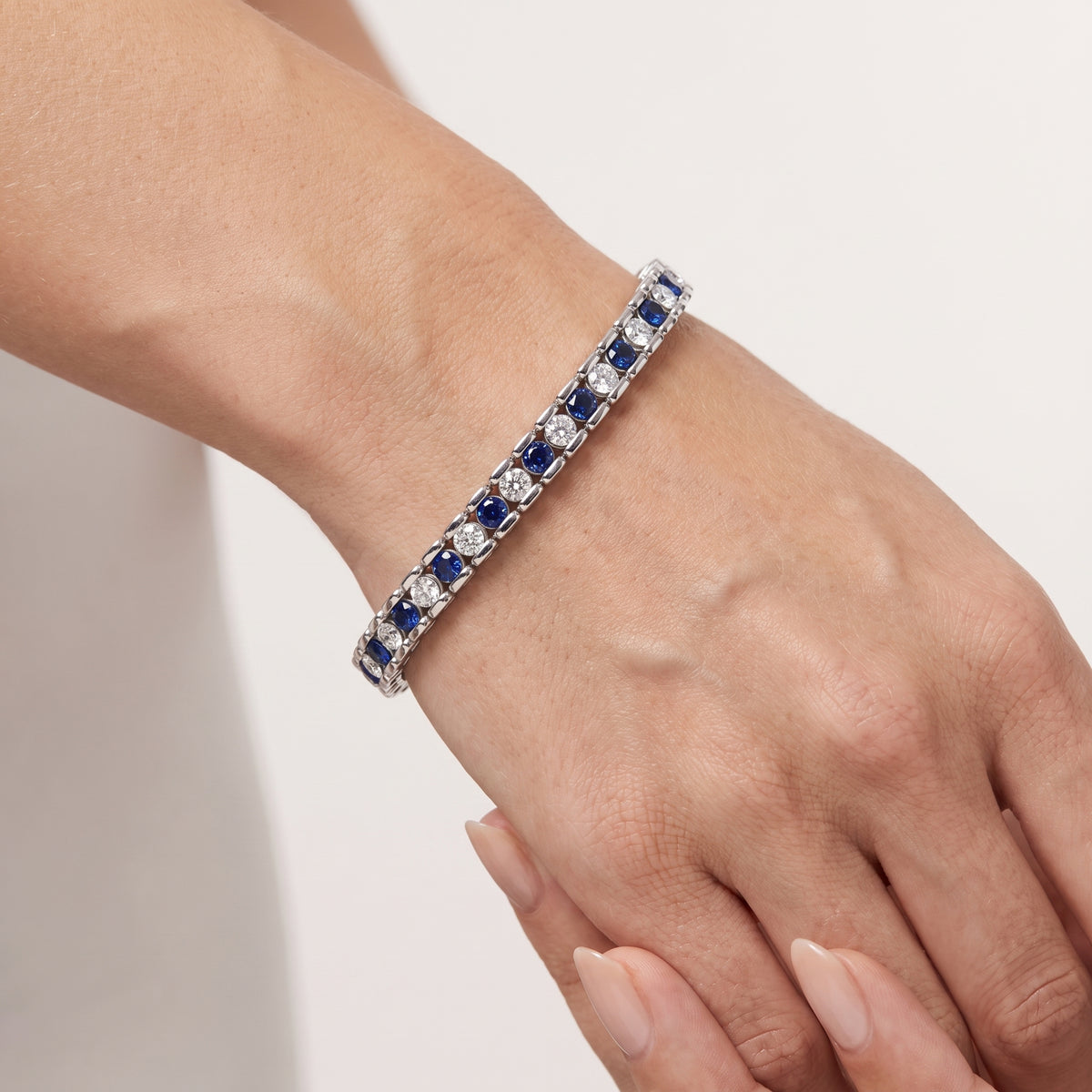 _lifestyle_image@SKU:B999G-BSDR0700000DW #metal_silver+origin_lab-created