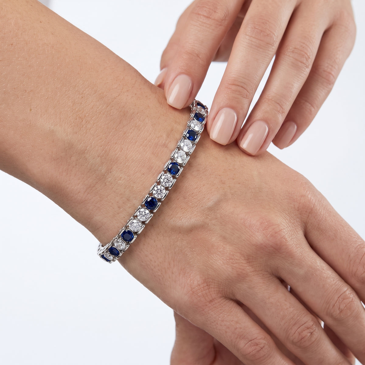 _lifestyle_image@SKU:B999G-BSDR10000004W #metal_10k-white-gold+origin_lab-created
