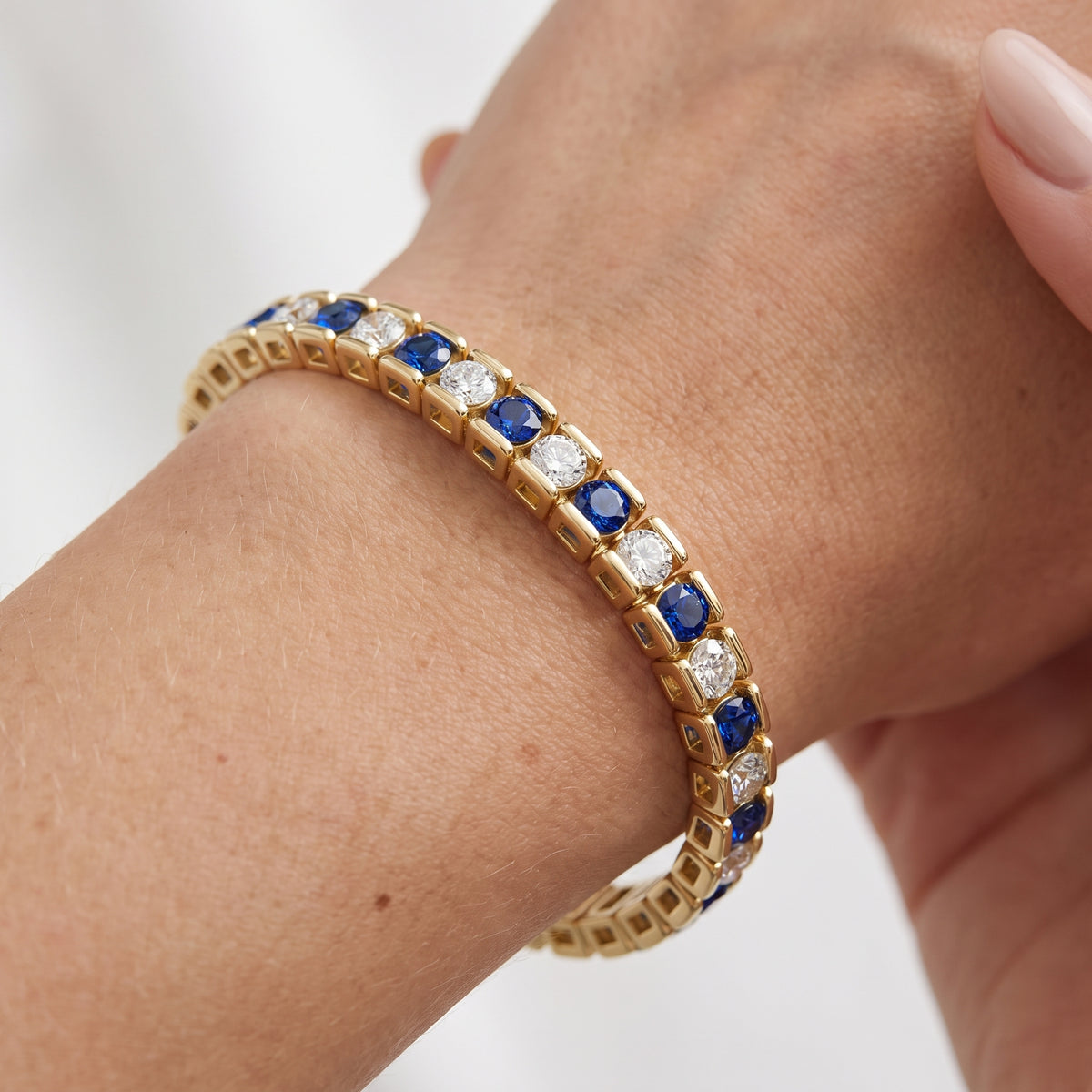 _lifestyle_image@SKU:B999G-BSDR10000004Y #metal_10k-yellow-gold+origin_lab-created