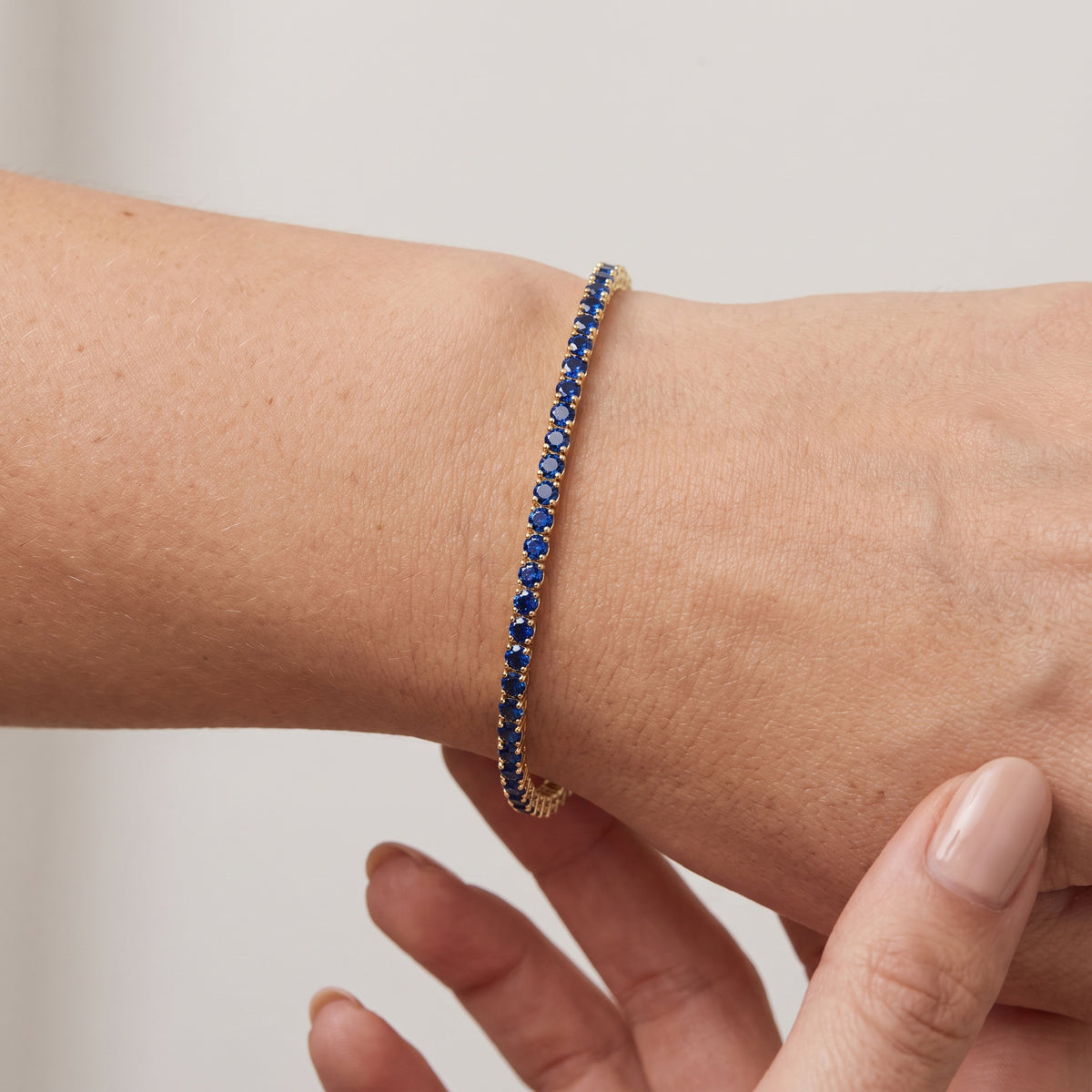 _lifestyle_image@SKU:BG905-BSDR05020004Y #metal_10k-yellow-gold+origin_lab-grown