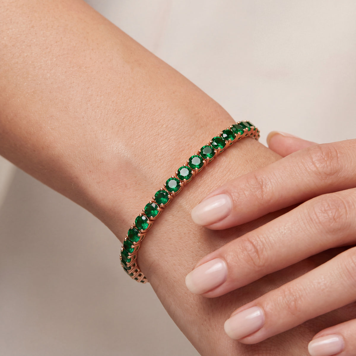 _lifestyle_image@SKU:BG905-EMDR03000004P #metal_10k-rose-gold+origin_lab-grown
