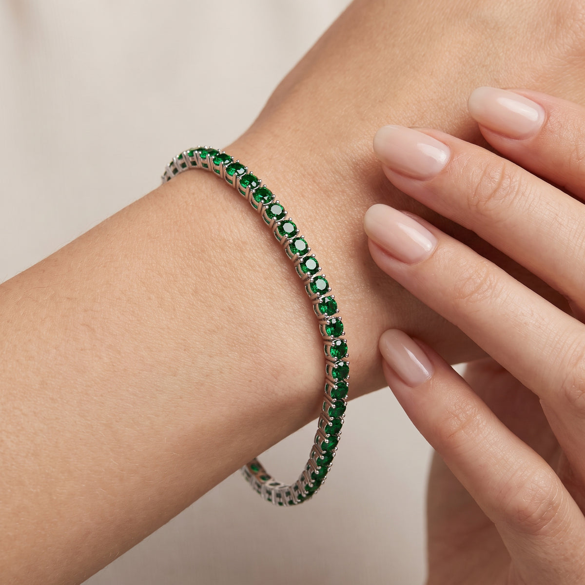 _lifestyle_image@SKU:BG905-EMDR0300000DW #metal_silver+origin_lab-grown