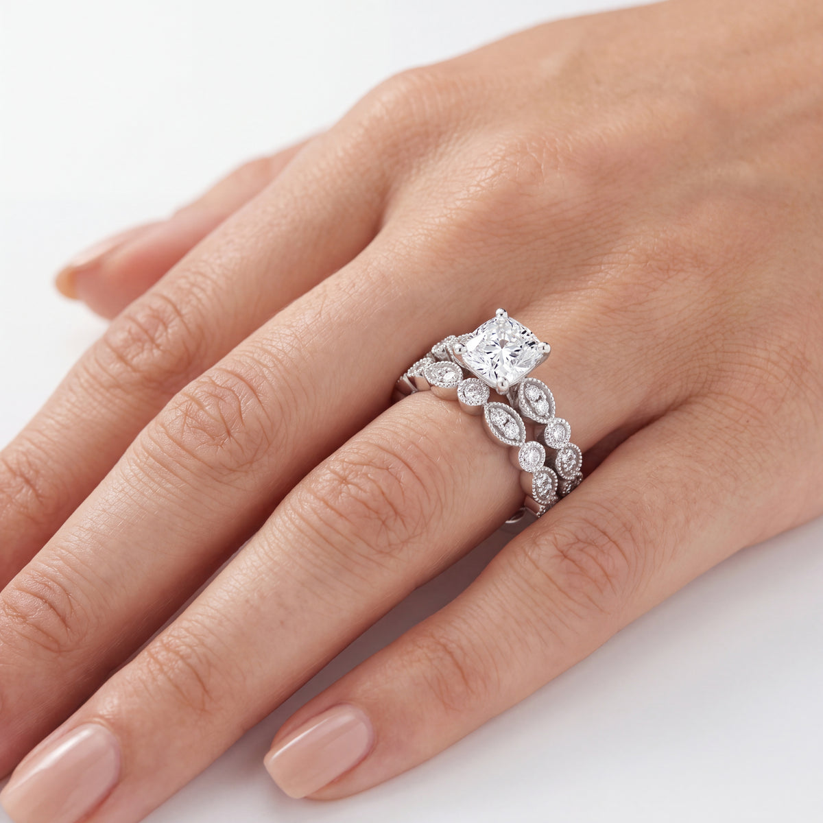 _lifestyle_image@SKU:D0635-LADC01000004W #metal_10k-white-gold+origin_lab-grown+quality_g-si