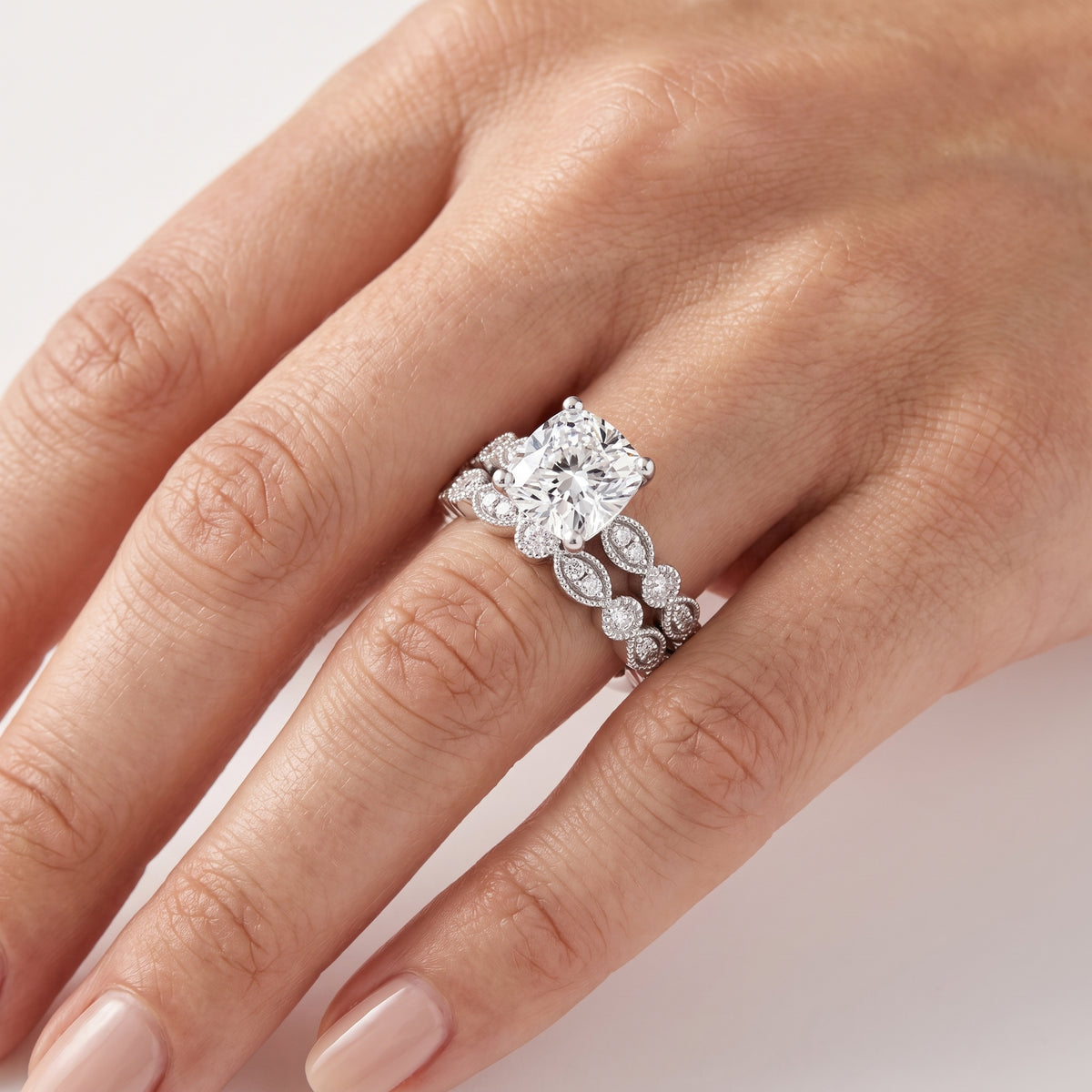 _lifestyle_image@SKU:D0635-LADC02000004W #metal_10k-white-gold+origin_lab-grown+quality_g-si