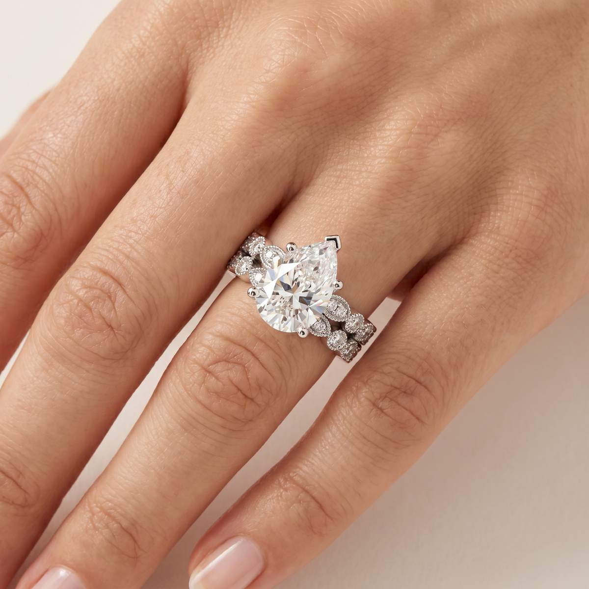 _lifestyle_image@SKU:D0635-LADD02000004W #metal_10k-white-gold+origin_lab-grown+quality_g-si
