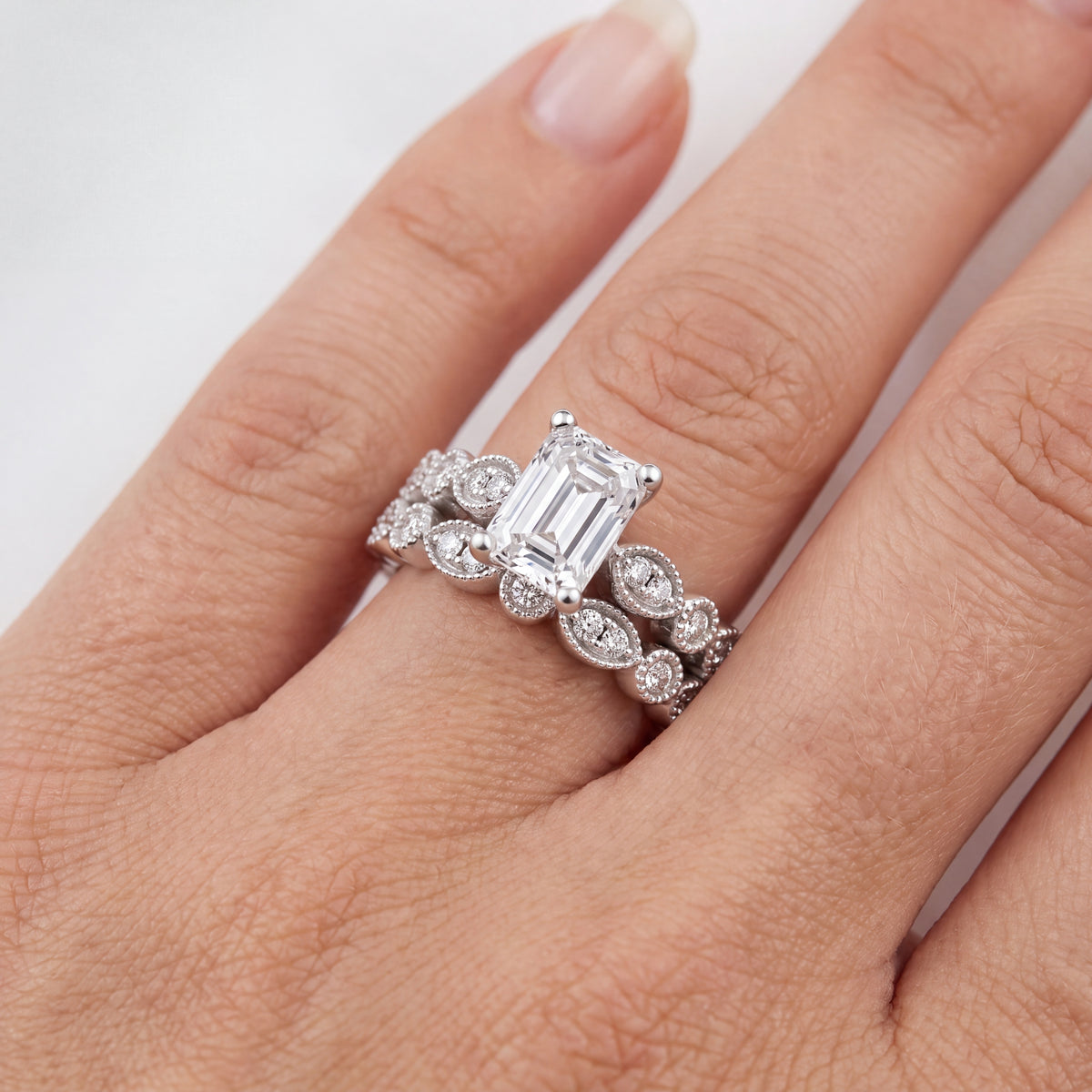 _lifestyle_image@SKU:D0635-LADE01000004W #metal_10k-white-gold+origin_lab-grown+quality_g-si