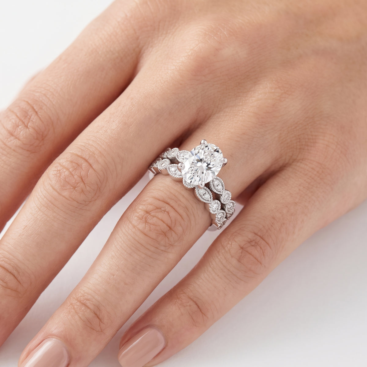 _lifestyle_image@SKU:D0635-LADO02000004W #metal_10k-white-gold+origin_lab-grown+quality_g-si
