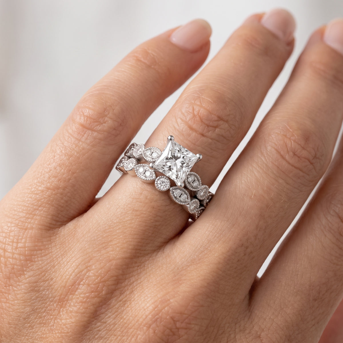 _lifestyle_image@SKU:D0635-LADP01000004W #metal_10k-white-gold+origin_lab-grown+quality_g-si
