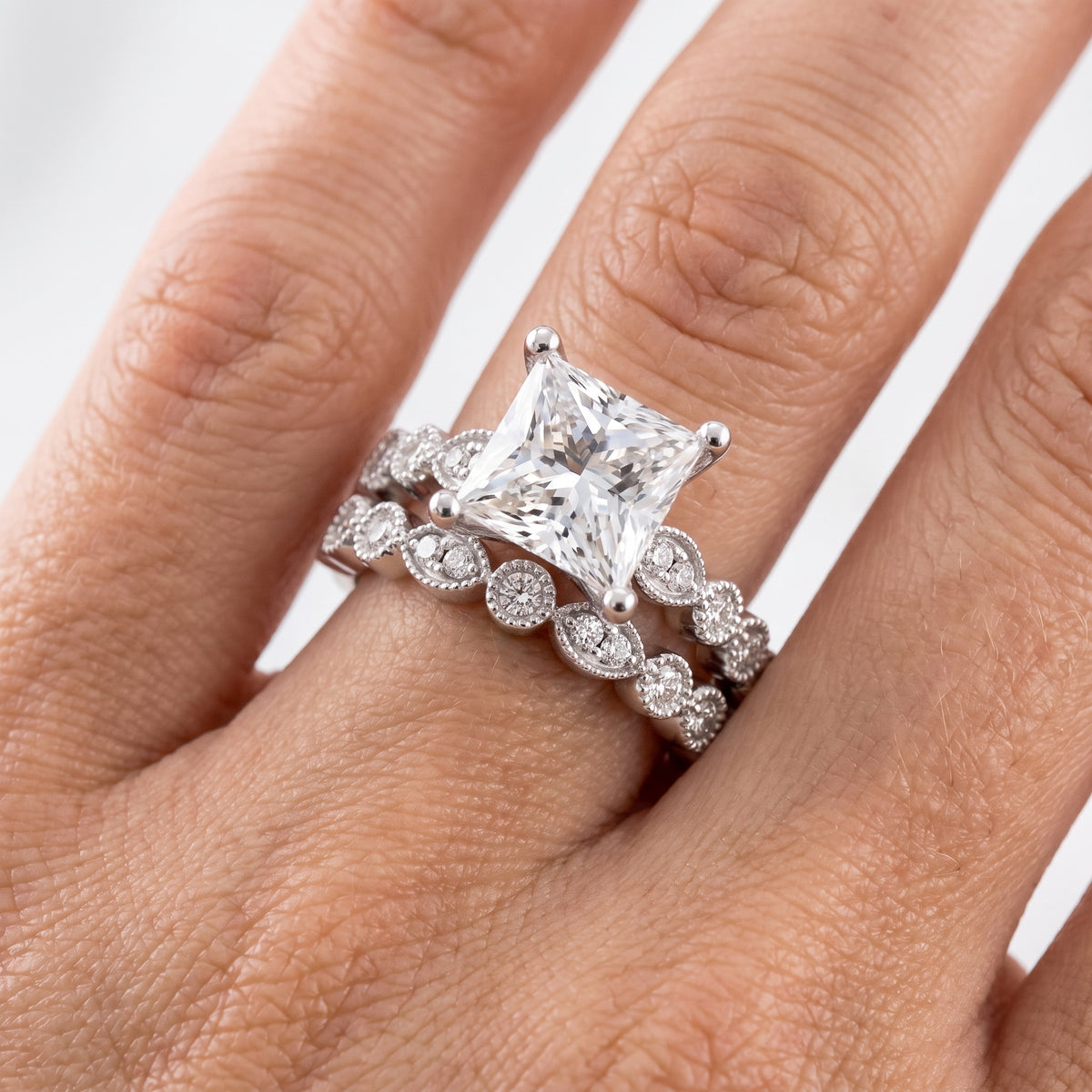 _lifestyle_image@SKU:D0635-LADP02000004W #metal_10k-white-gold+origin_lab-grown+quality_g-si