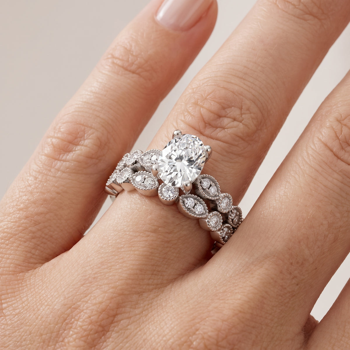 _lifestyle_image@SKU:D0635-NADO0100000PL #metal_platinum+origin_lab-grown+quality_ef-vs2+